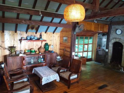 un soggiorno con tavolo, sedie e lampadario pendente di Fieu House a Lao Cai