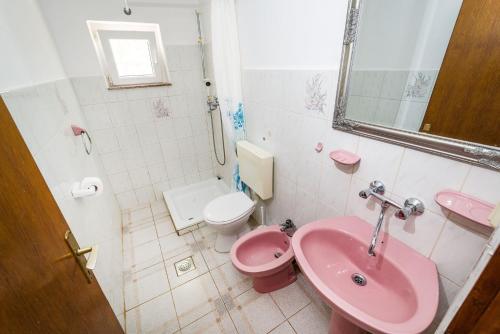 Kúpeľňa v ubytovaní Secluded fisherman's cottage Lavdara, Dugi otok - 396