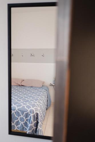a mirror reflection of a bed in a bedroom at Casa LU~NA hermoso alojamiento en privada in Culiacán