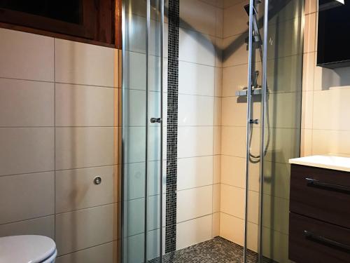 a bathroom with a glass shower with a toilet at Dachsbau in Barbis