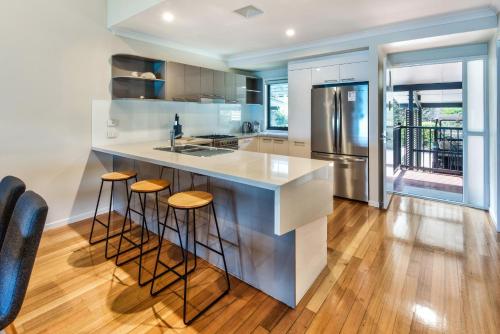 Dapur atau dapur kecil di Shorelines Apartments on Hamilton Island by HIHA