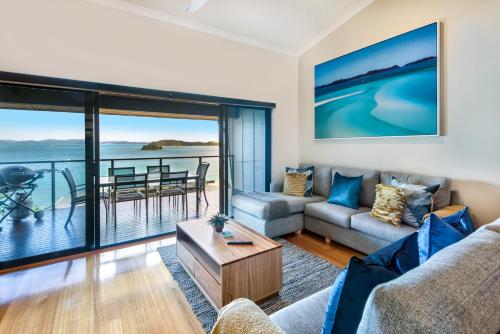 Ruang duduk di Shorelines Apartments on Hamilton Island by HIHA