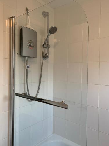 een douche in een badkamer met een glazen deur bij Modern 2 Bed Chalet - 27 Bermuda Holiday Park in Hemsby