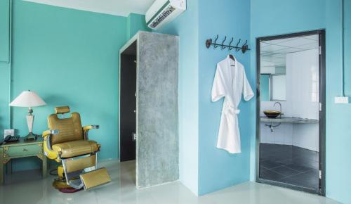 ein Badezimmer mit einem Spiegel, einem Stuhl und einem Schreibtisch in der Unterkunft T Vintage in Bang Khla
