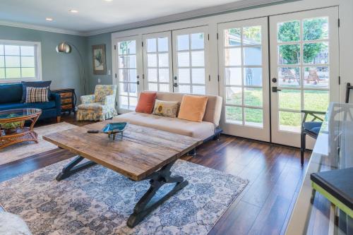 Χώρος καθιστικού στο Le Bleu House - Newly Designed 3BR HOUSE & POOL by Topanga