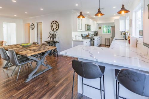 Φωτογραφία από το άλμπουμ του Le Bleu House - Newly Designed 3BR HOUSE & POOL by Topanga στο Λος Άντζελες