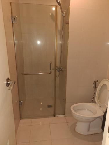 een badkamer met een douche en een toilet bij MRMcondotel in Manilla