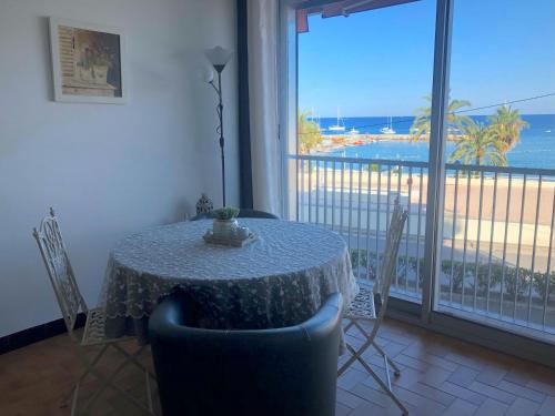 een eetkamer met een tafel en uitzicht op de oceaan bij Etoile de mer - Menton, Garavan in Menton