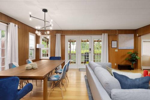 een woonkamer met een bank en een tafel en stoelen bij Gorgeous 7BDR 16 Guests Perfect For Your Family in Nanaimo