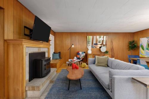 een woonkamer met een bank en een open haard bij Gorgeous 7BDR 16 Guests Perfect For Your Family in Nanaimo