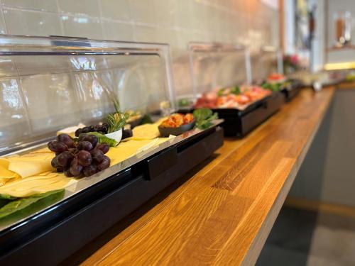 un buffet avec des plats spectaculaires en vedette dans l'établissement Hotel zur Amtspforte, à Stadthagen