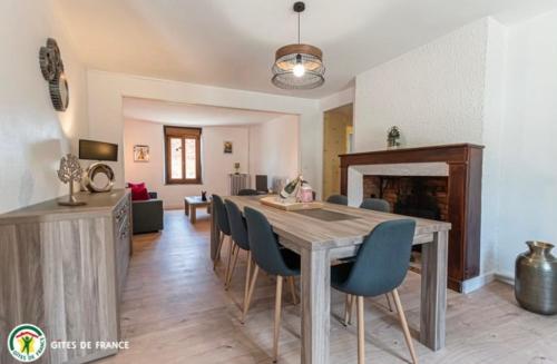uma sala de jantar e sala de estar com mesa e cadeiras em le Domaine de l’Etang em Oeuilly