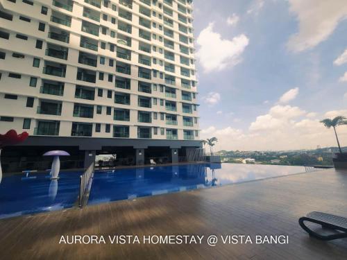 un grand bâtiment avec une piscine en face d'un bâtiment dans l'établissement Aurora Vista Homestay Bangi at Vista Bangi With WIFI NETFLIX GYM SAUNA COWAY SWIMMING POOL-RIVER VIEW, à Kajang