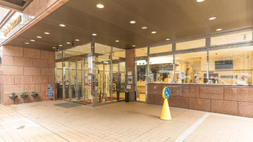 un frente de tienda con un cono amarillo delante de él en Toyoko Inn Tokyo Ikebukuro Kita guchi No 2, en Tokio