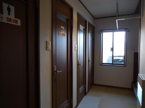 a hallway with two doors and a window at Nagomi-tei in Hakuba