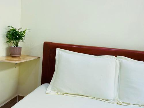 Una cama o camas en una habitación de Nhà nghỉ 126