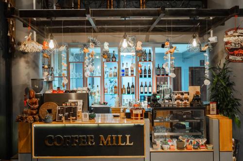 a coffee shop with a coffee mill sign in a store at Hak Heng Hotel in Krong Poi Pet