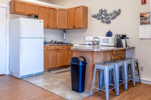 Dapur atau dapur kecil di Downtown Apartments in Bar Harbor