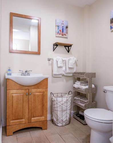 Bilik mandi di Downtown Apartments in Bar Harbor