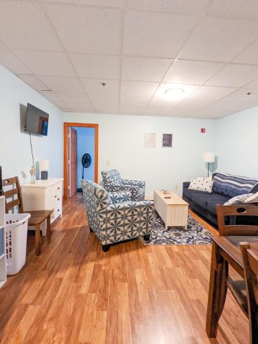 Televisyen dan/atau pusat hiburan di Downtown Apartments in Bar Harbor
