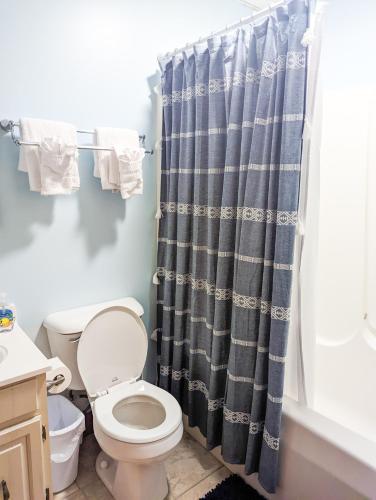 Bilik mandi di Downtown Apartments in Bar Harbor