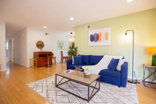 Ruang duduk di Redwood Place in Heart of Silicon Valley