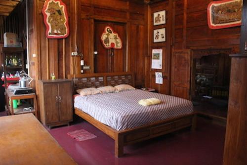 1 dormitorio con 1 cama en una habitación en Teak house en Timuran
