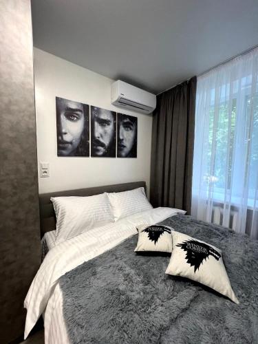 sypialnia z łóżkiem z trzema zdjęciami na ścianie w obiekcie MYFREEDOM Апартаменти Солом'янський район w Kijowie