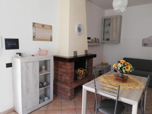 uma sala de estar com uma mesa e uma lareira em Appartamento Roma, em Roma