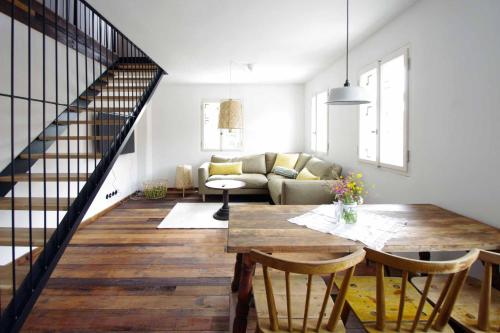 a living room with a table and a couch at Ochsenhof in Mainleus