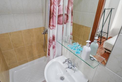 Ένα μπάνιο στο Hostal Nevot