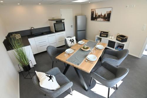 a dining room with a table and chairs in a kitchen at Gästehaus Achenbach in Biedenkopf