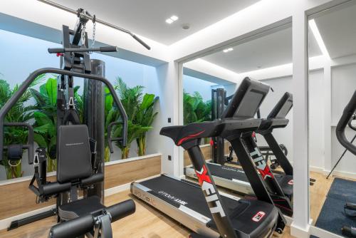 un gimnasio con dos máquinas de correr y una cinta de correr en Almy Luxury Apartments, en La Canea