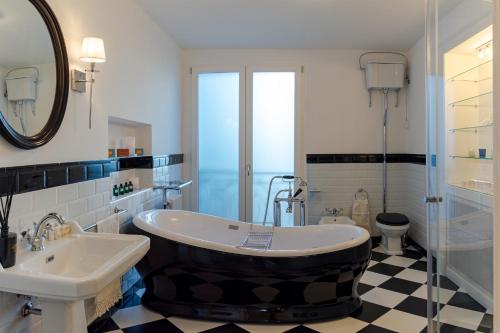 y baño con bañera, lavabo y aseo. en Suite Donna Vita, en Martina Franca