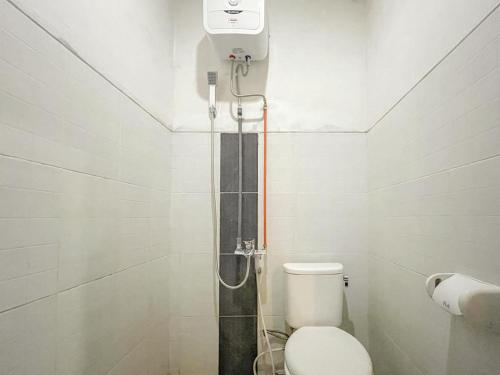 a bathroom with a shower with a toilet in it at RedDoorz Syariah near Siloam Hospital Mataram in Mataram