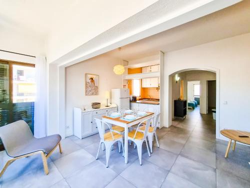 a kitchen and dining room with a table and chairs at FLH Monte Gordo Summer Flat in Monte Gordo