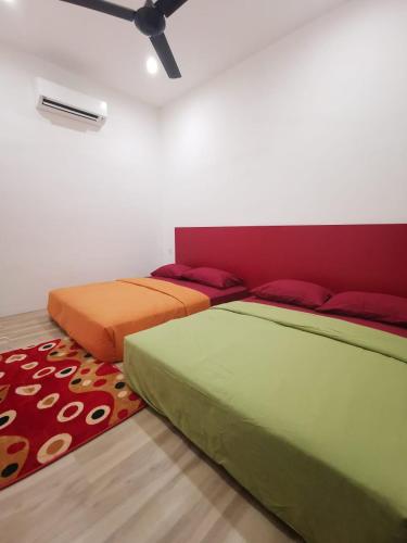 イポーにあるWellson Home Ipoh 56 10px 全新链接式民宿有两间の寝室に並んで置かれた2つのベッド