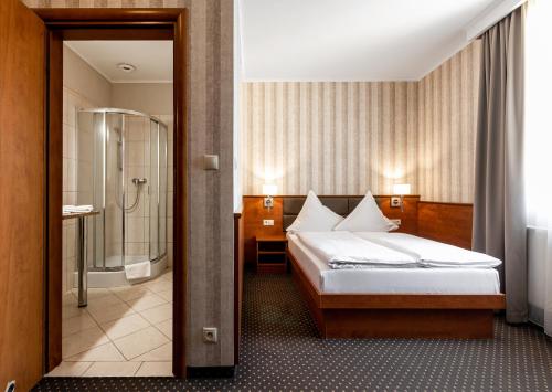 Postel nebo postele na pokoji v ubytování Premium Hotel Bacero Wrocław