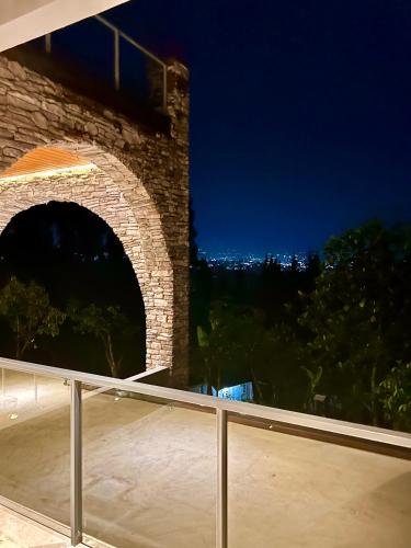 Μπαλκόνι ή βεράντα στο The Hidden Hills Villa