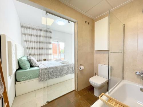 格蘭阿利坎特的住宿－Perfect Getaway Villa，一间带卫生间和水槽的浴室