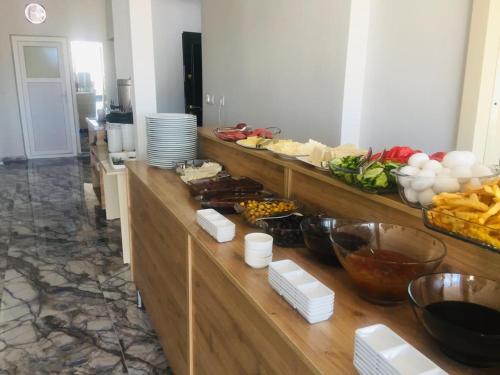 Una línea de buffet con muchos tipos diferentes de comida. en inDİANA HOTEL, en Van