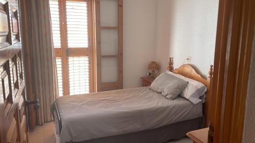 sypialnia z łóżkiem i oknem w obiekcie Las marinas de Vera, Almeria w mieście Vera