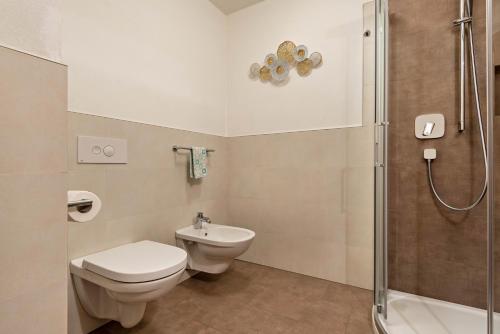 a bathroom with a toilet and a shower at Ciasa Rungg Monte Sella Suite in San Vigilio Di Marebbe