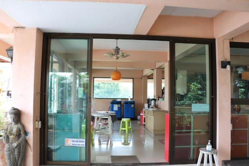 una puerta de cristal abierta a una habitación con cocina en OYO 75408 Tipsiri Place, en Chiang Mai