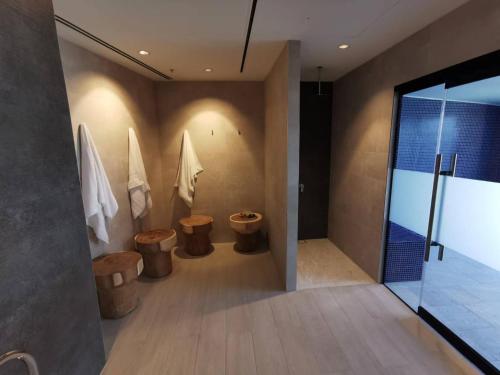 Et badeværelse på 2 Bedroom Luxurious Family Apartment next to Pacific Fair - Broadbeach Gold Coast GC22