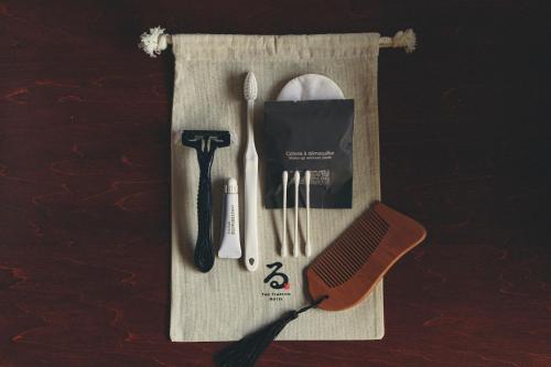 a kit of utensils with a comb and a comb at Kominkayado LOOF Kyonoie in Ōwatari