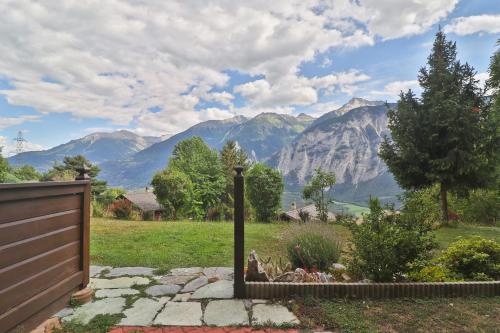 a garden with a view of mountains in the background at Cosy apartment surrounded by nature in Varen - Salgesch region in Varen