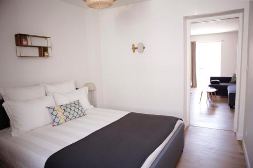 een slaapkamer met een bed met een zwart-wit dekbed bij Le petit Loré in Sainte-Suzanne