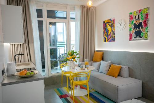 sala de estar con sofá y mesa en High five apartments, Most City area, en Dnipro