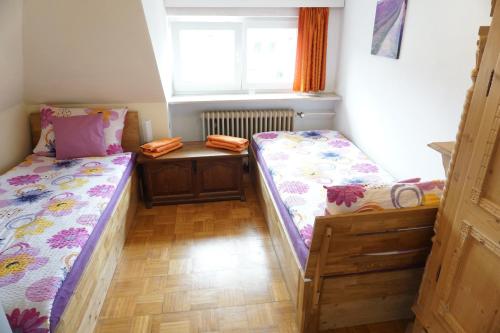 a room with two twin beds and a window at Ferienhaus Villa Korn in Ebern